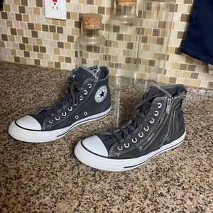 size 9 women’s converse, lightly used